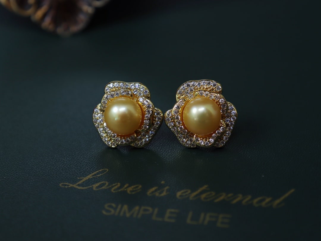 Natural Pearl Earrings: Title: Natural Pearl Earrings Description: These earrings are inspired by peonies, showcasing a rich sense of layering and three-dimensionality, highlighting the feminine elegance. The golden pearls