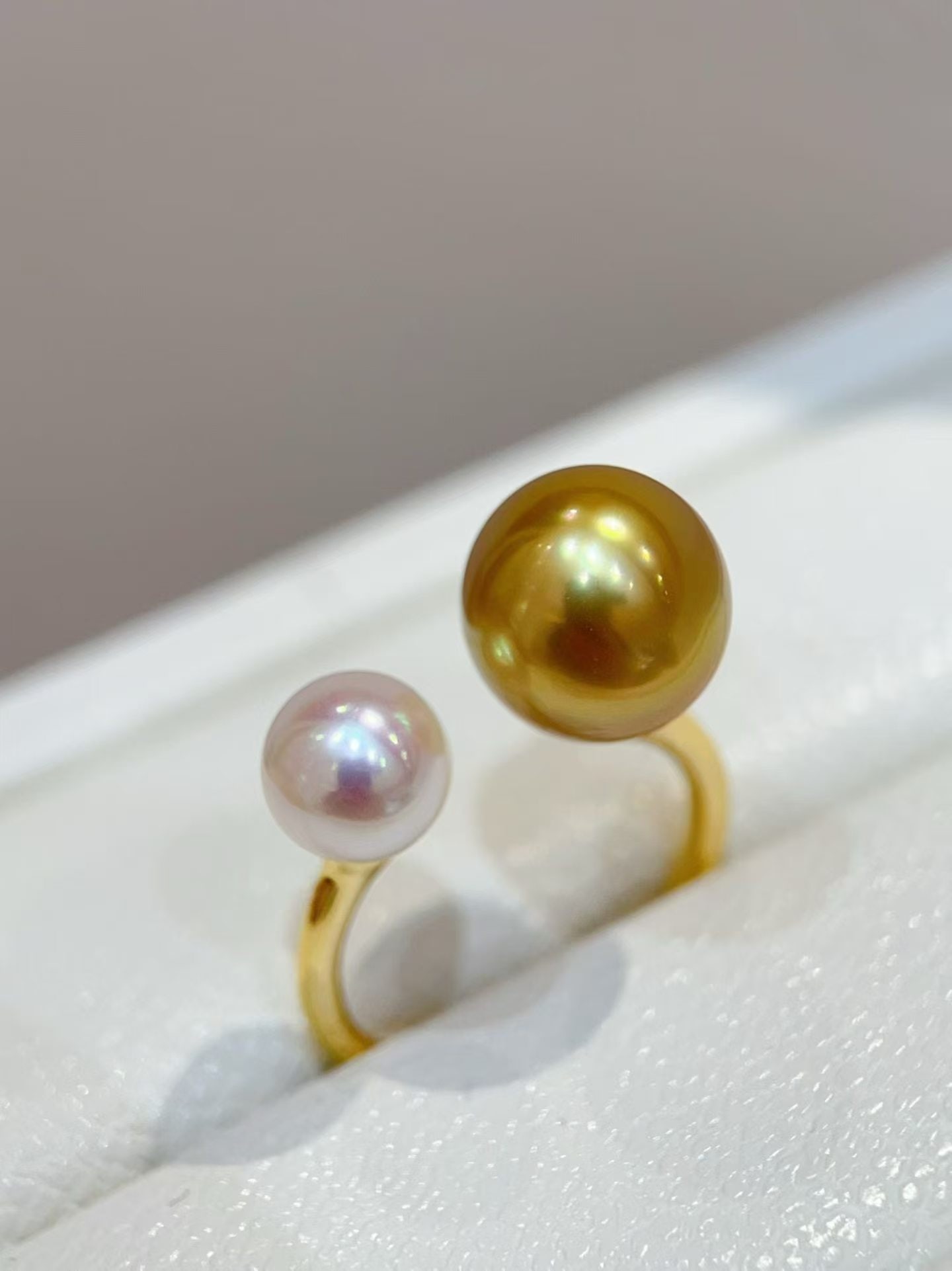 S925 Silver Freshwater White Pearl and Gold Pearl Ring: Title: S925 Silver Freshwater White Pearl and Gold Pearl Ring Description: This ring showcases a luxurious style with its simple design, featuring a contrast between freshwater white pearl and gold