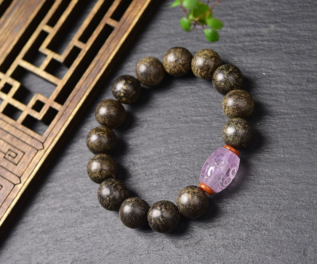 Natural Agarwood Bracelet: Title: Natural Agarwood Bracelet Description: This bracelet is made from natural wild old agarwood, with each bead full and exuding a rich honey fragrance and sweet floral notes, with a penetrating