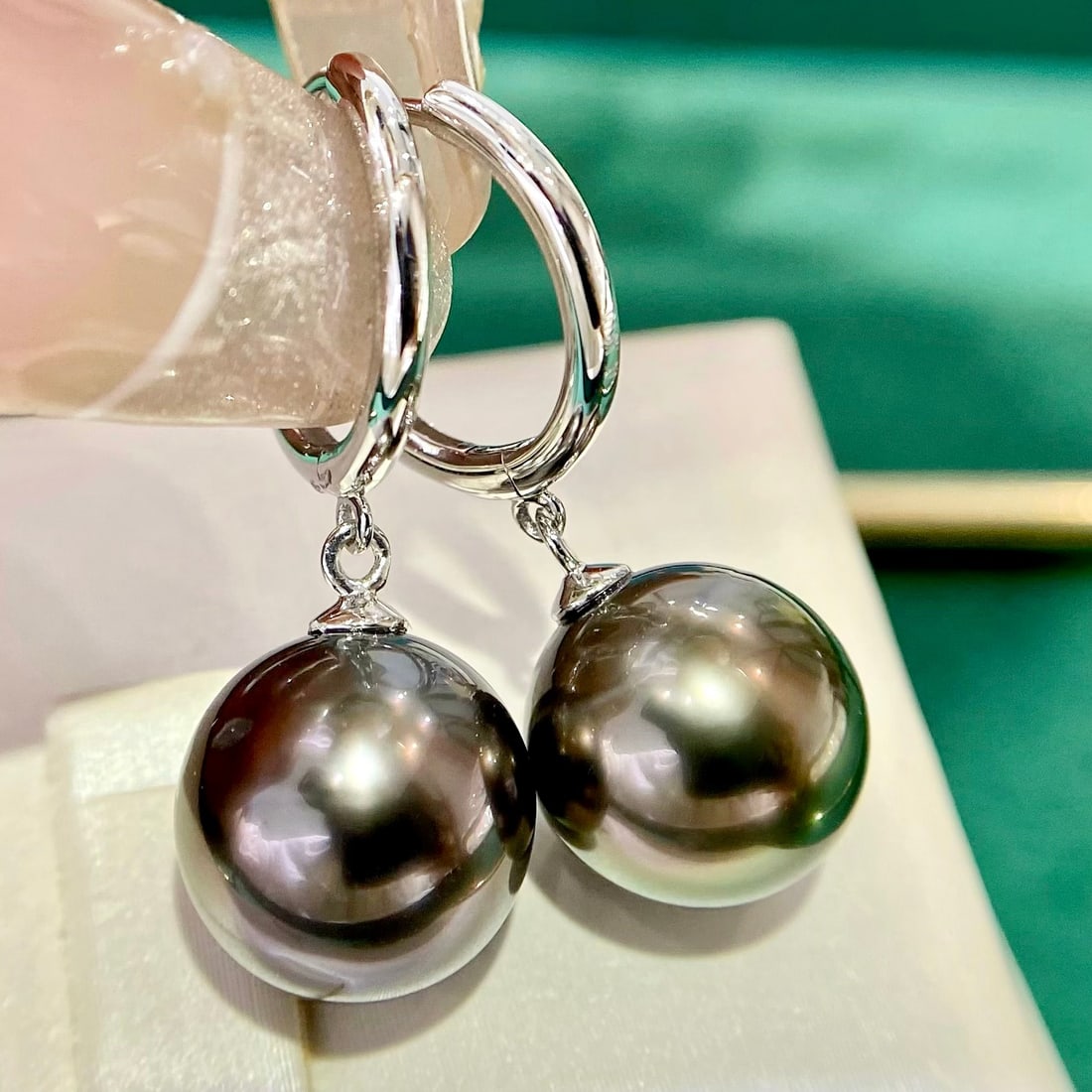 925 Silver Pearl Earrings: Title: 925 Silver Pearl Earrings Description: These earrings are crafted from 925 silver, featuring round pearls with slight blemishes, showcasing a simple yet elegant style. The luster of the pearls