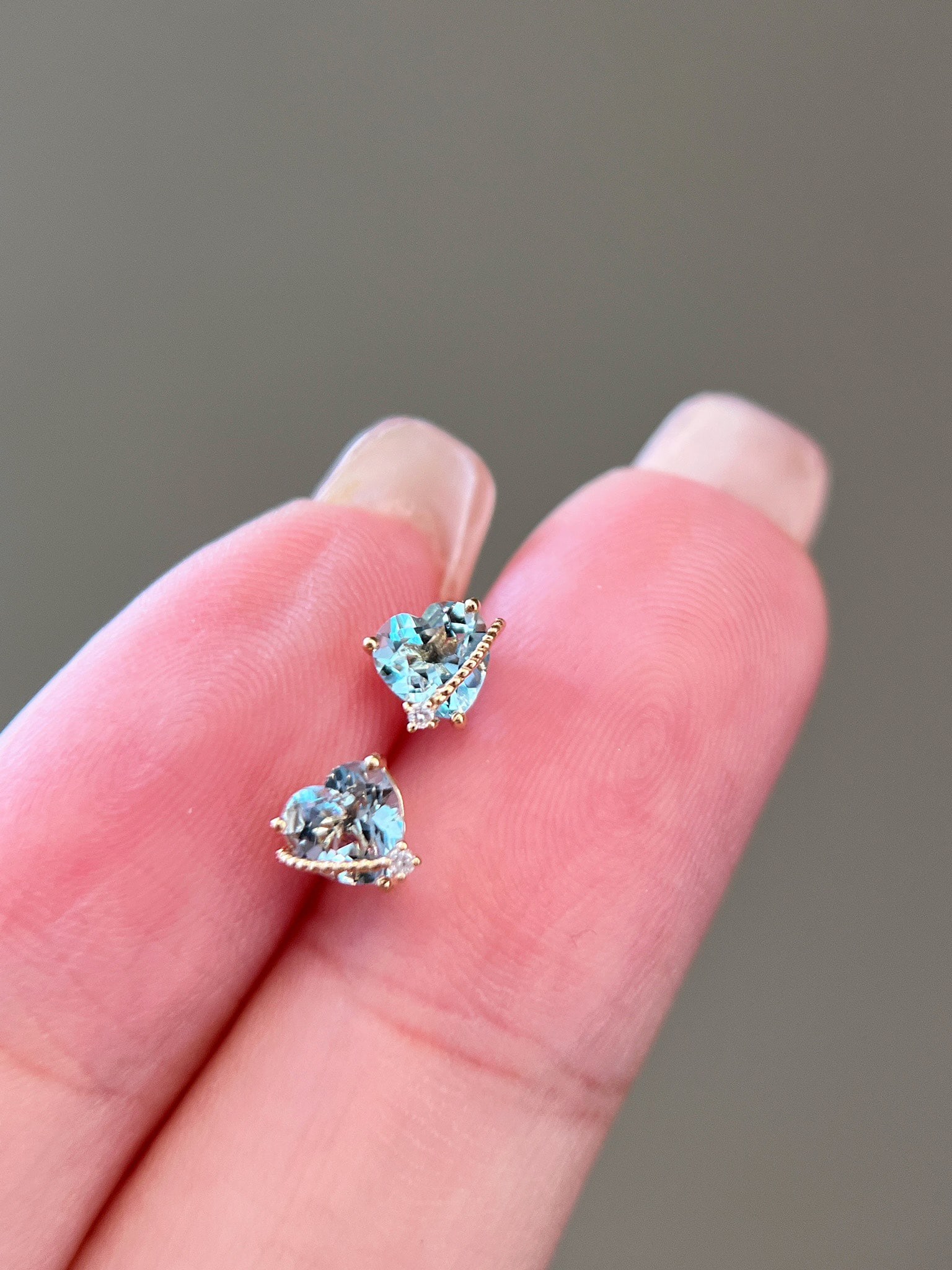 18K Gold Aquamarine Diamond Earrings: Title: 18K Gold Aquamarine Diamond Earrings Description: These earrings are crafted in 18K gold, featuring a romantic heart-shaped aquamarine as the main stone, complemented by a meteor-like diamond