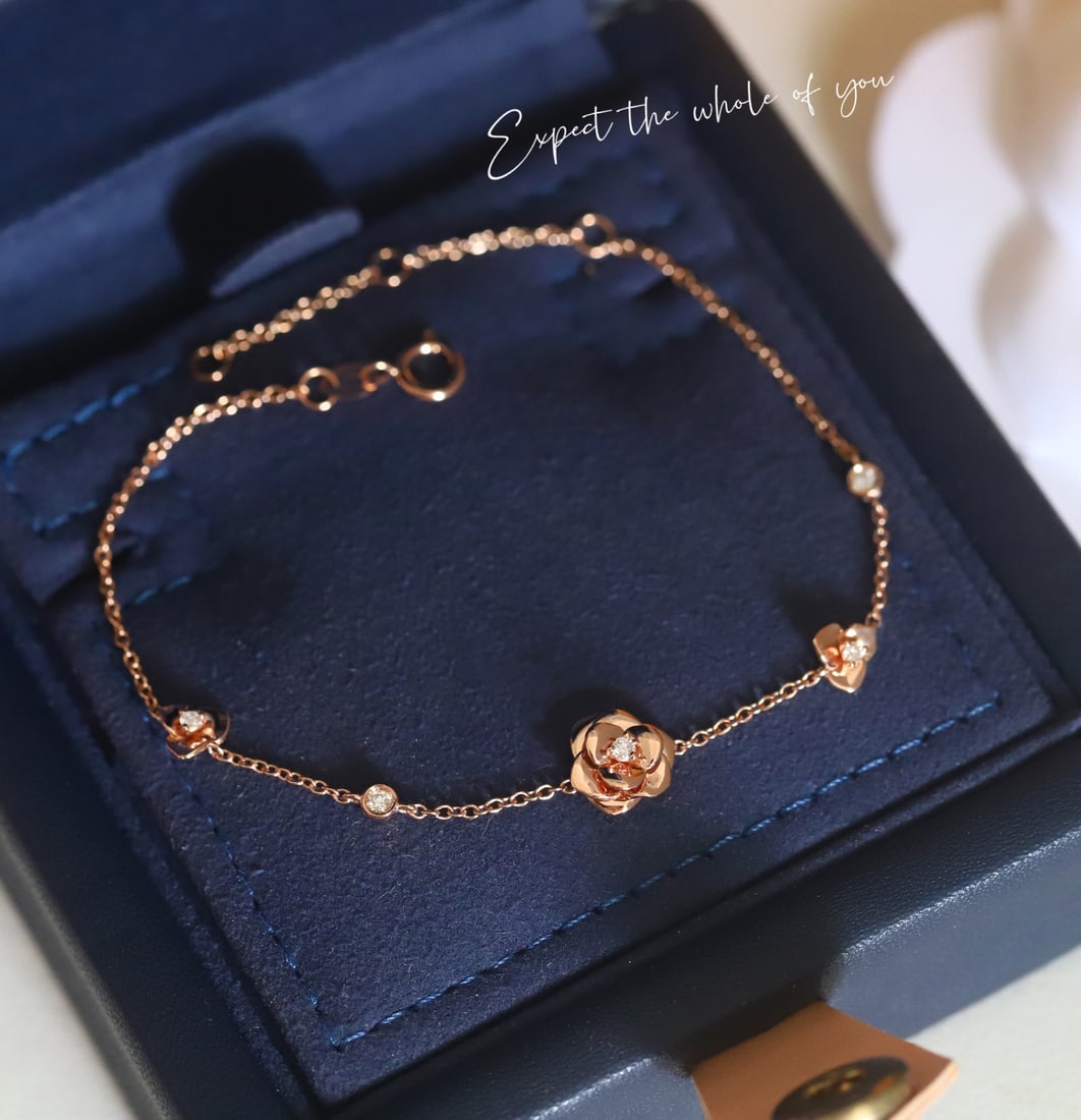 18K Gold Lab-Grown Diamond Bracelet: Title: 18K Gold Lab-Grown Diamond Bracelet Description: This bracelet is inspired by rose buds and flowers, asymmetrically placed along the chain, resembling a vivid bouquet. The 18K gold material