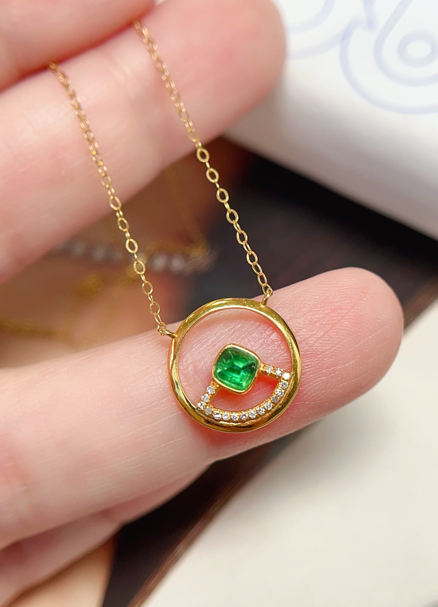 18k Gold Emerald Necklace: Title: 18k Gold Emerald Necklace Description: This 18K gold emerald necklace exudes a charming luminosity and bright fluorescence. The main stone is a red emerald, approximately 0.25 carats,