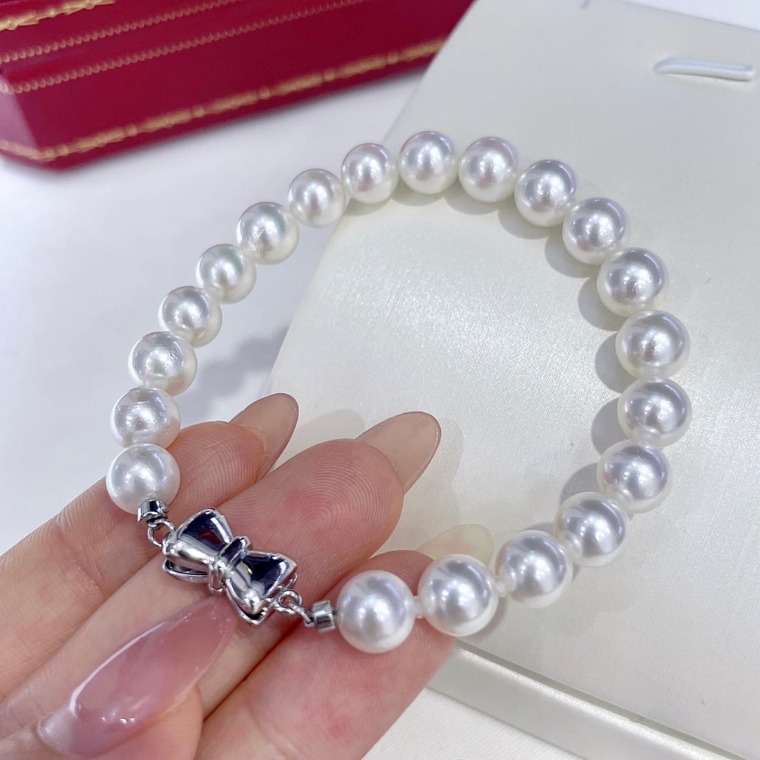Exquisite Silver Akoya Pearl Bracelet: Title: Exquisite Silver Akoya Pearl Bracelet Description: This bracelet features exquisite silver fittings paired with 7.5-8mm round Akoya pearls of slight blemish quality, exuding an elegant aura. Wh