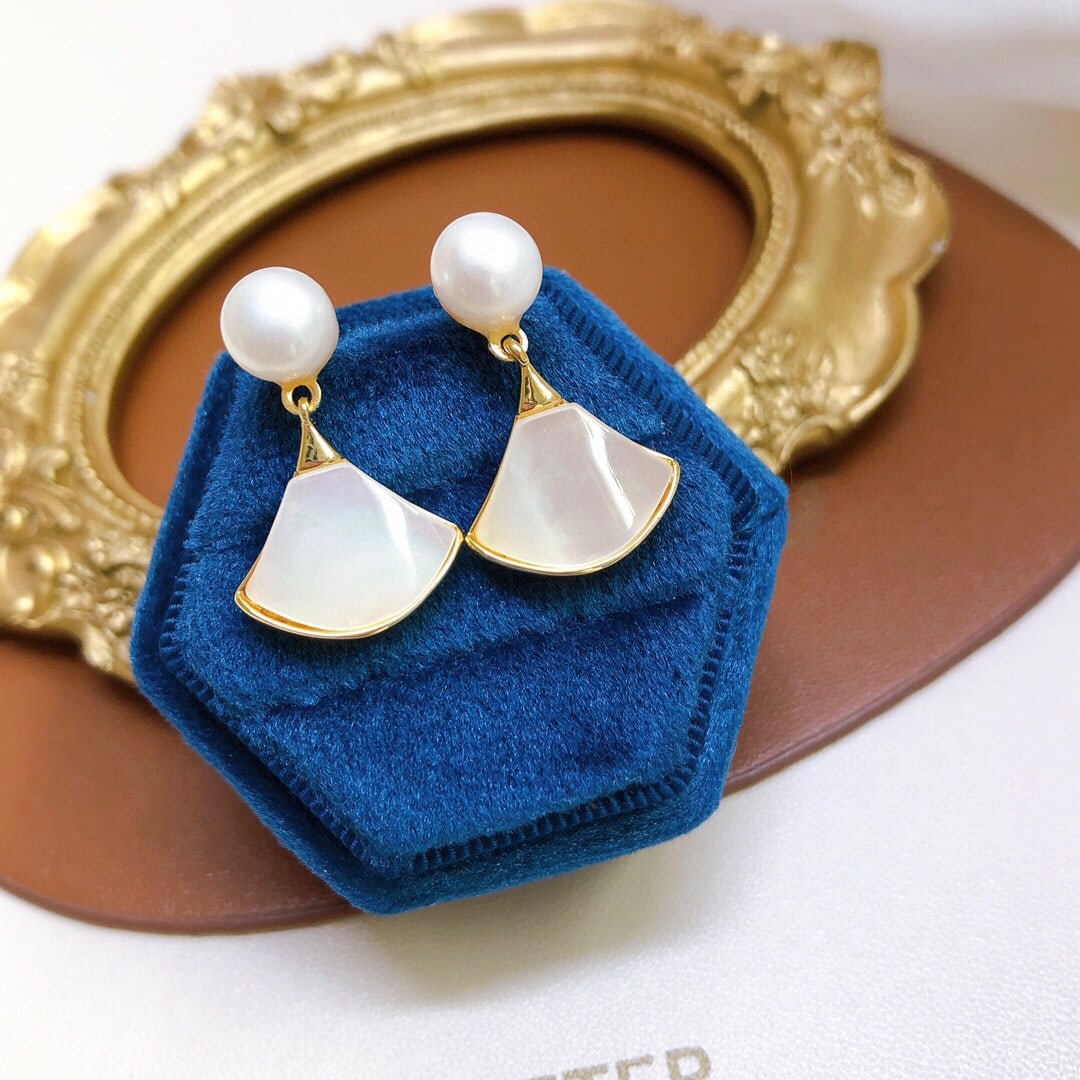 Natural Mother-of-Pearl Pearl Earrings: Title: Natural Mother-of-Pearl Pearl Earrings Description: These earrings are crafted from natural mother-of-pearl, showcasing an elegant skirt design. The pearls measure approximately 7-8mm in