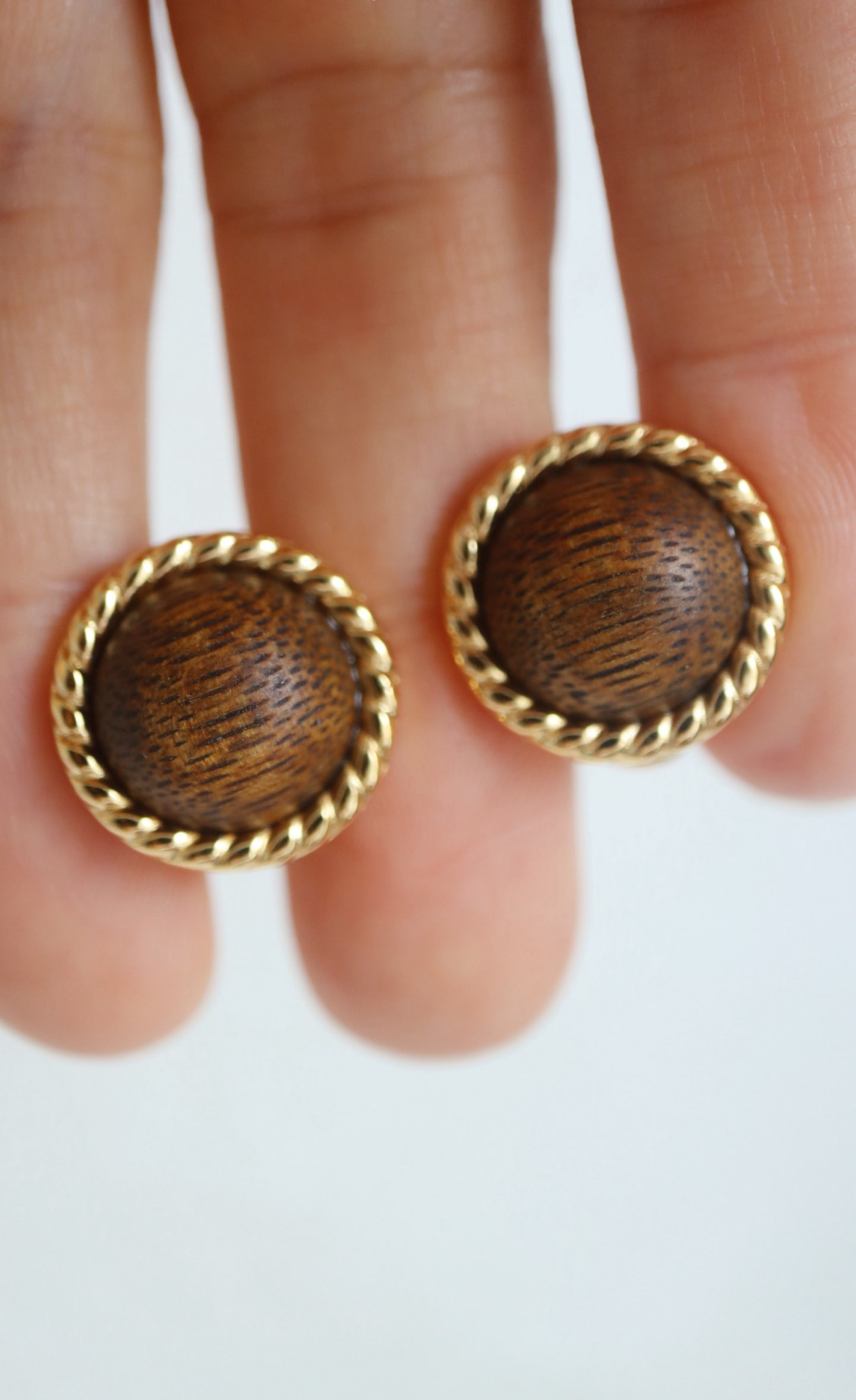 Natural Agarwood Earrings: Title: Natural Agarwood Earrings Description: These earrings are made from natural Qinan agarwood, showcasing a deep color and unique texture. The simple thick-edge setting design adds a substantial