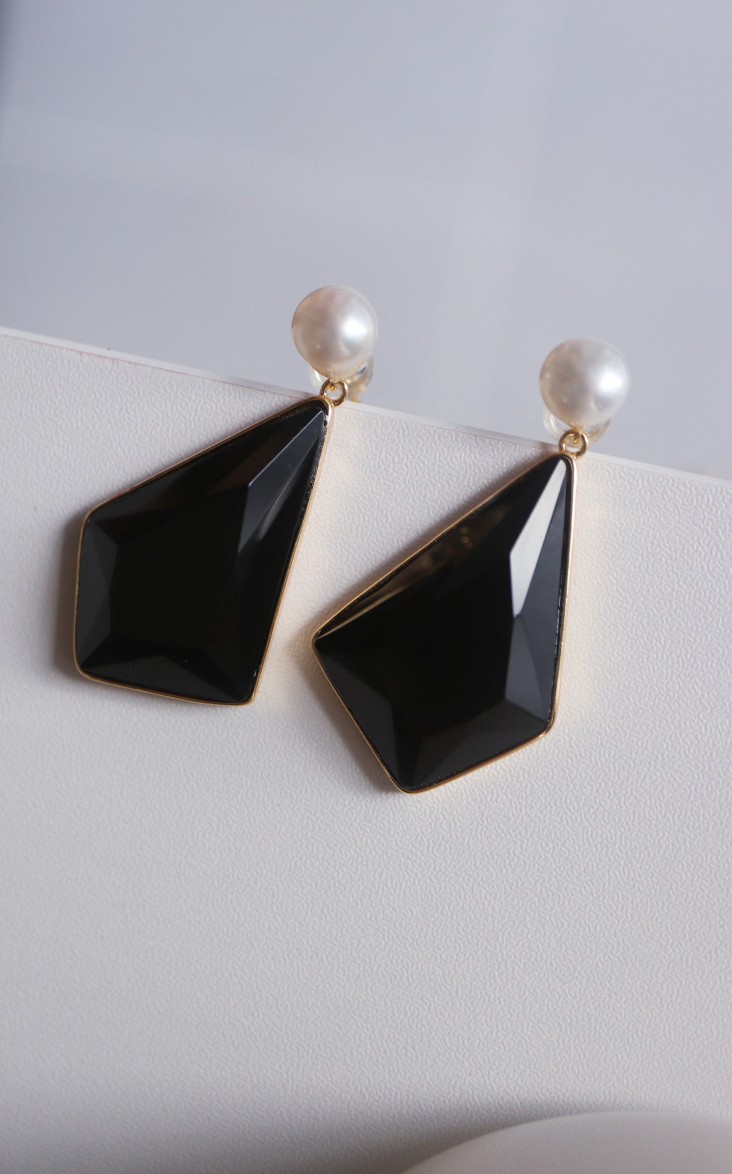 Black Onyx Pearl Earrings: Title: Black Onyx Pearl Earrings Description: These earrings feature a classic combination of black onyx and pearls, exuding a subtle yet luxurious aura. The silver base with exquisite craftsmanship