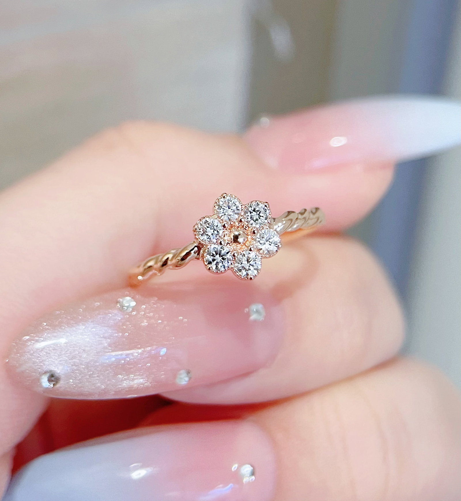 18K Rose Gold Lab-Grown Diamond Ring: Title: 18K Rose Gold Lab-Grown Diamond Ring Description: This ring features a six-petal flower diamond cluster design, complemented by a twisted rope band, showcasing a delicate and exquisite style.