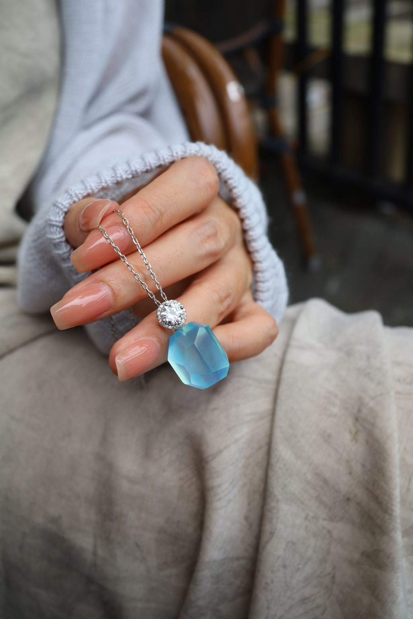 Natural Aquamarine Necklace: Title: Natural Aquamarine Necklace Description: This necklace showcases the purity and elegance of aquamarine, suitable for various occasions. Known for its clear blue color, aquamarine gives a sense