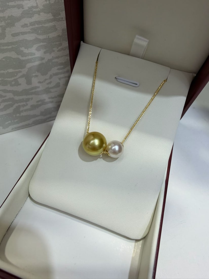 18K Gold Natural Saltwater Pearl Necklace: Title: 18K Gold Natural Saltwater Pearl Necklace Description: This necklace combines deep tea-colored saltwater pearls with Akoya pearls, showcasing exquisite luster and perfect roundness. The