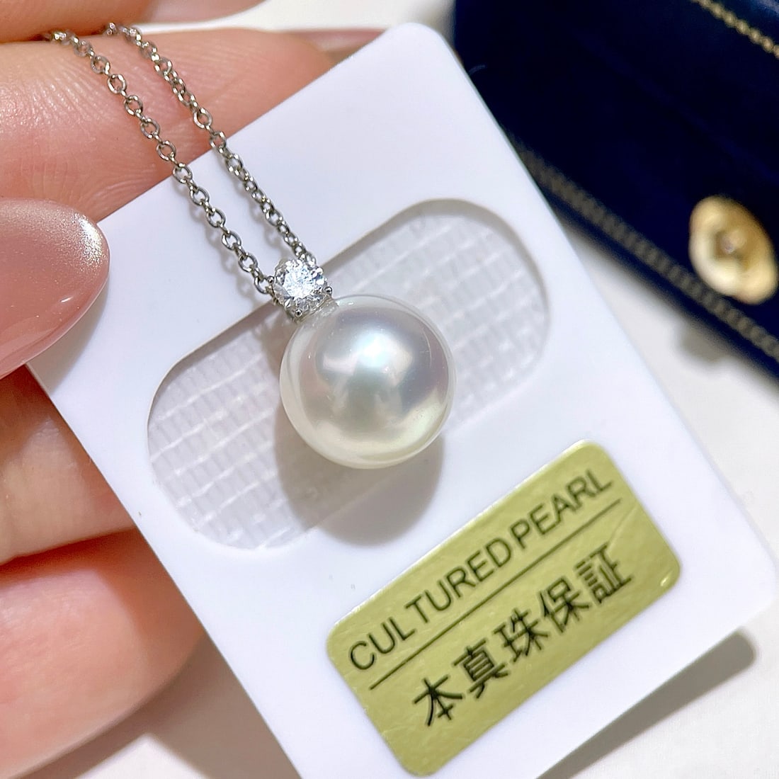 18K Gold Natural Pearl Pendant: Title: 18K Gold Natural Pearl Pendant Description: This pendant is meticulously set in 18K gold, showcasing a classic elegant style. The pearl measures 9-10mm in diameter, exhibiting a perfect round