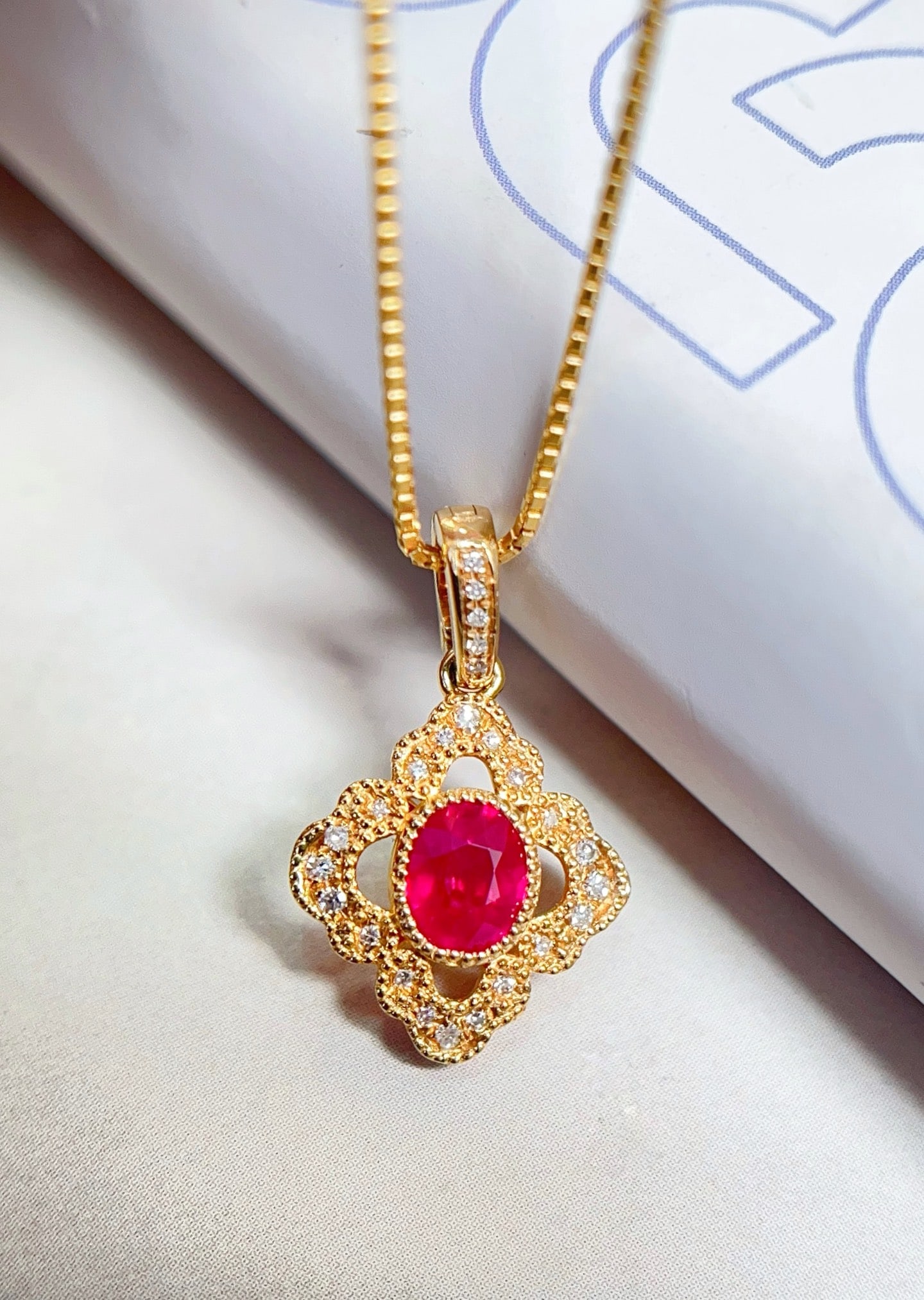 18K Gold Pigeon's Blood Red Ruby Pendant: Title: 18K Gold Pigeon's Blood Red Ruby Pendant Description: This pendant is meticulously crafted in 18K gold, featuring a pigeon's blood red ruby that exudes unparalleled elegance and nobility. The r