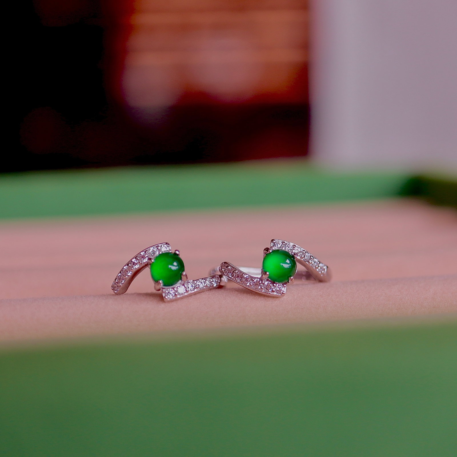 S925 Silver Natural Jade Ear Cuff: Title: S925 Silver Natural Jade Ear Cuff Description: This ear cuff features natural A-grade jade, showcasing a captivating icy green hue. Set in S925 silver, it has a streamlined interwoven S design 