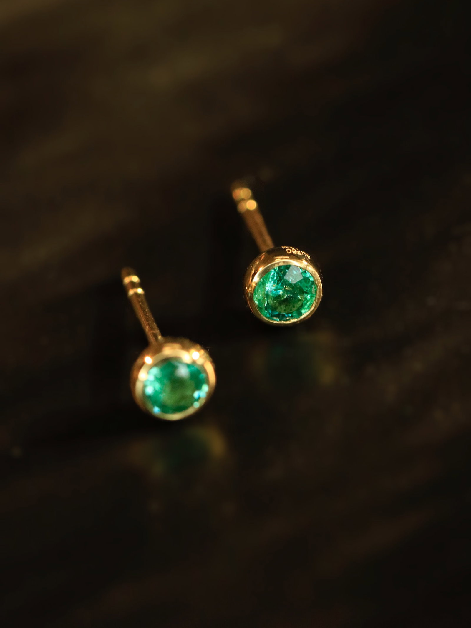 18K Gold Emerald Earrings: Title: 18K Gold Emerald Earrings Description: These earrings are meticulously crafted in 18K gold, featuring emeralds that perfectly combine classic and elegance. The deep hue of the emeralds is