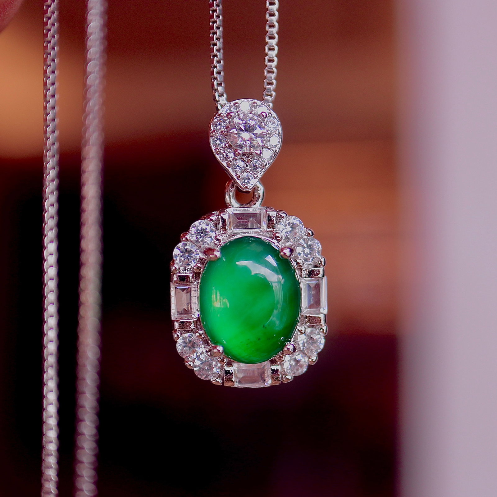 Natural Jadeite Egg-shaped Pendant: Title: Natural Jadeite Egg-shaped Pendant Description: This natural jadeite pendant features an elegant egg-shaped design that exudes unique charm. The icy green hue of the jadeite imparts a fresh