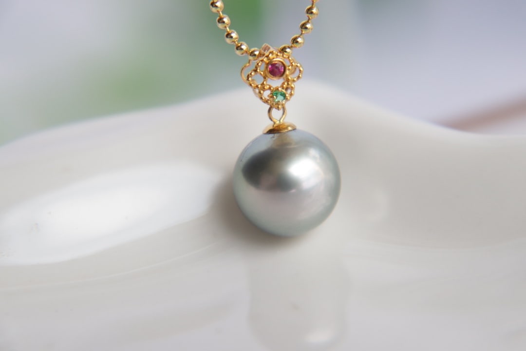 18K Gold Tahitian Saltwater Pearl Pendant - 4