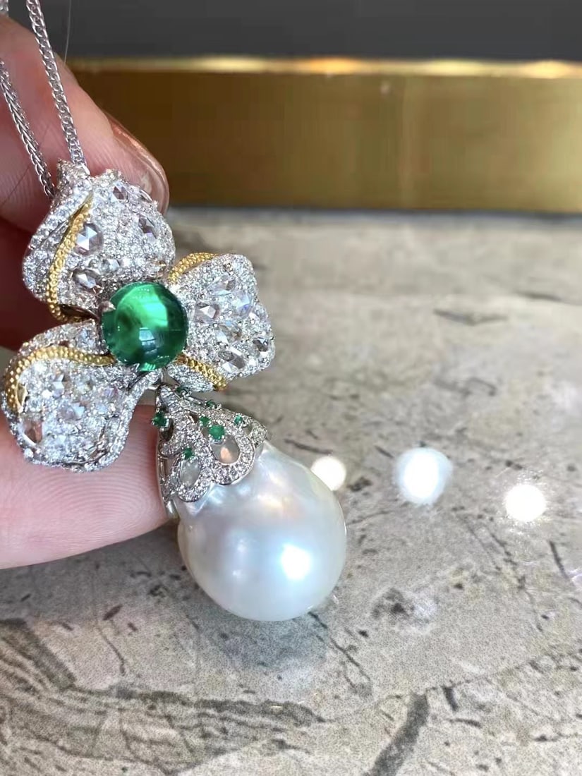 S925 Silver Chalcedony Pearl Pendant: Title: S925 Silver Chalcedony Pearl Pendant Description: This pendant features S925 silver, combined with chalcedony and pearl, showcasing an elegant style. The pearl diameter is above 11-12MM, with