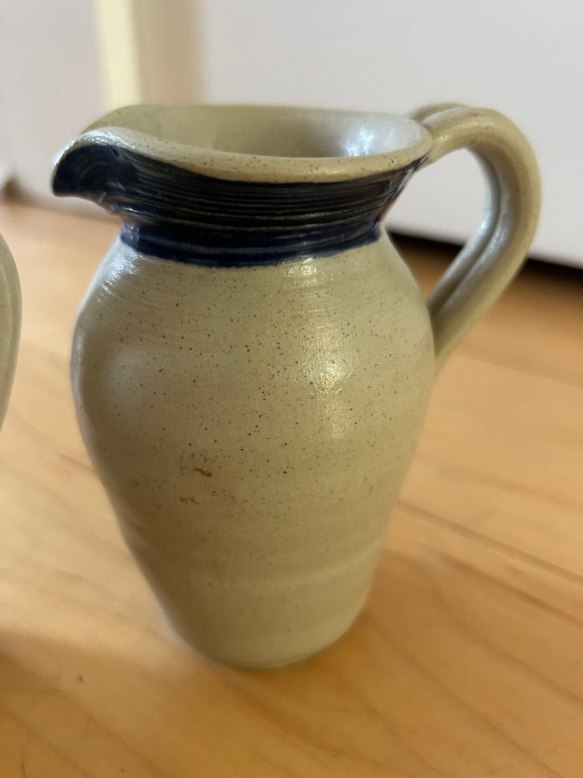 Pair of Williamsburg Pottery Stoneware Pitchers with Cobalt Decoration - 4