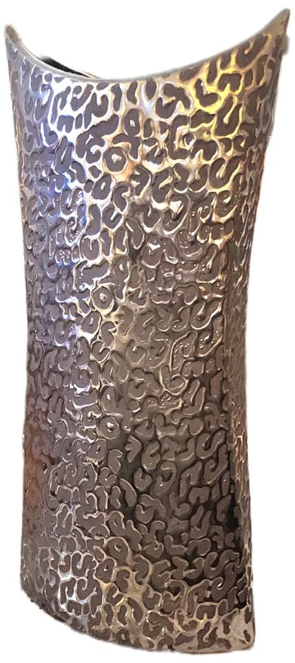 Vintage modern sculptural silver toned metal vase w/ embossed tessellated leopard pattern.15Hx7Wx3D - 2