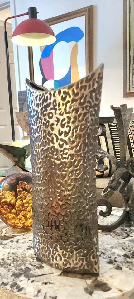 Vintage modern sculptural silver toned metal vase w/ embossed tessellated leopard pattern.15Hx7Wx3D - 3