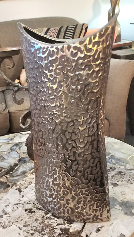 Vintage modern sculptural silver toned metal vase w/ embossed tessellated leopard pattern.15Hx7Wx3D - 4