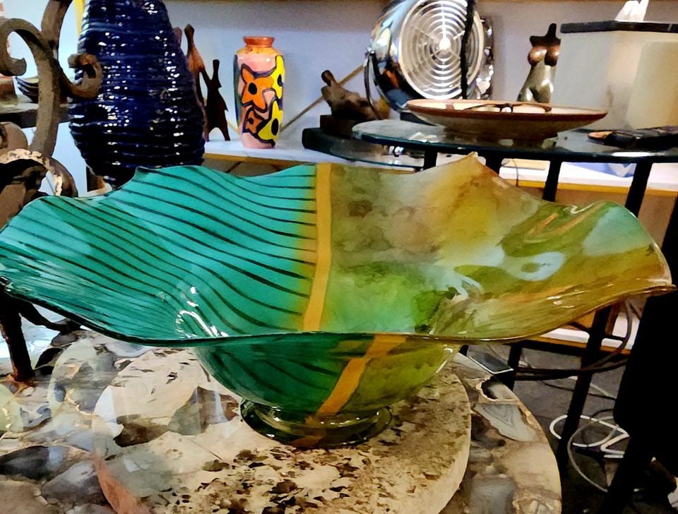 After Dale Chihuly 18Dx7H Vintage Hand-Blown Art Glass Bowl w/ Vibrant Abstract Contrasting Designs. - 3