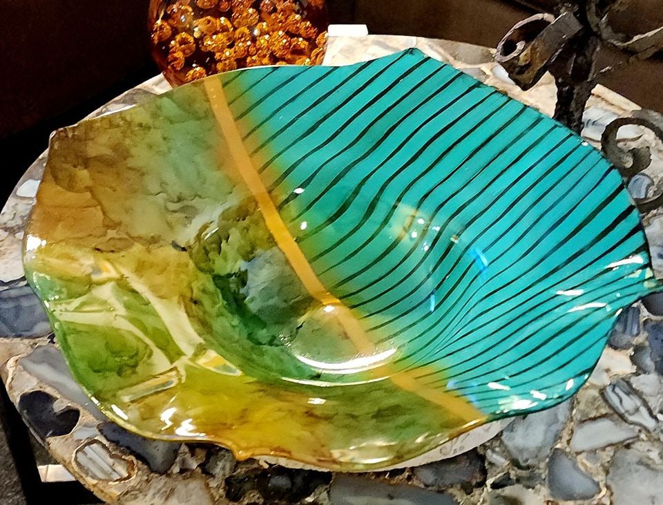 After Dale Chihuly 18Dx7H Vintage Hand-Blown Art Glass Bowl w/ Vibrant Abstract Contrasting Designs. - 4