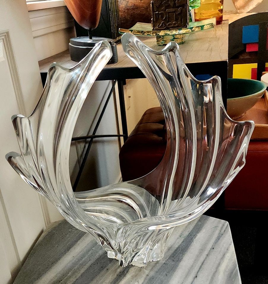 Large vintage Vannes Le Chatel sculptural crystal glass centerpiece bowl made in FranceLarge vintage: This is a vintage mid-century modern French art glass centerpiece bowl likely produced by Cristalleries de Vannes-le-Châtel. The design of the piece is commonly referred to as the "Swirl Splash" 