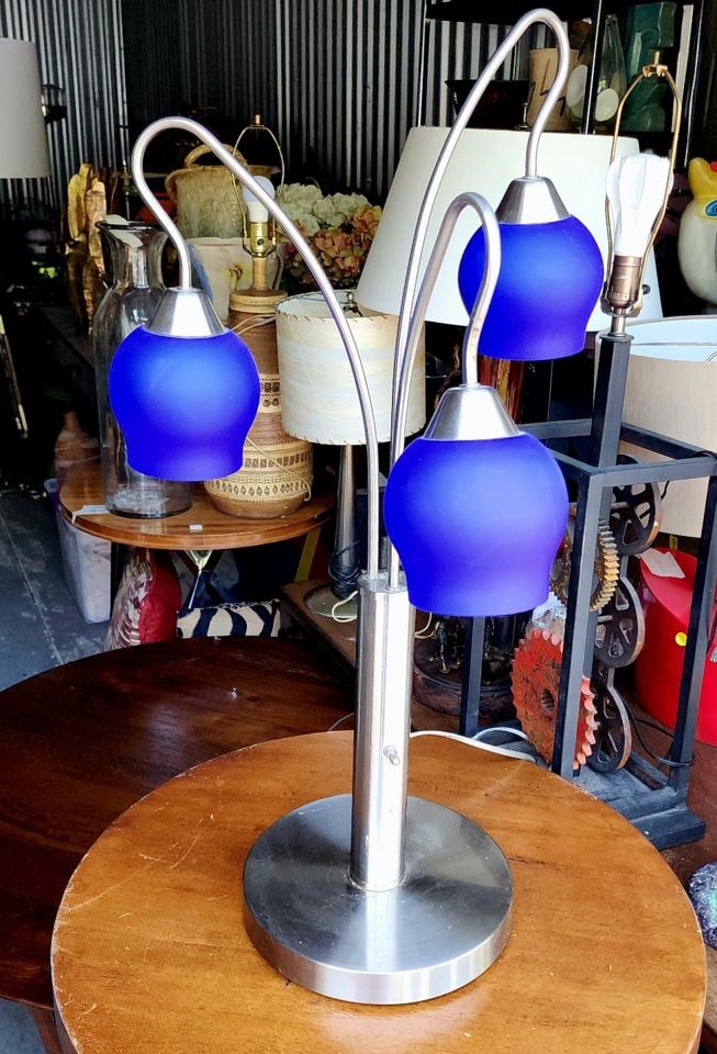 Rare Vintage Retro "Anthony's of California" 32' h Tulip Table Lamp w/ stunning blue glass shades - 4