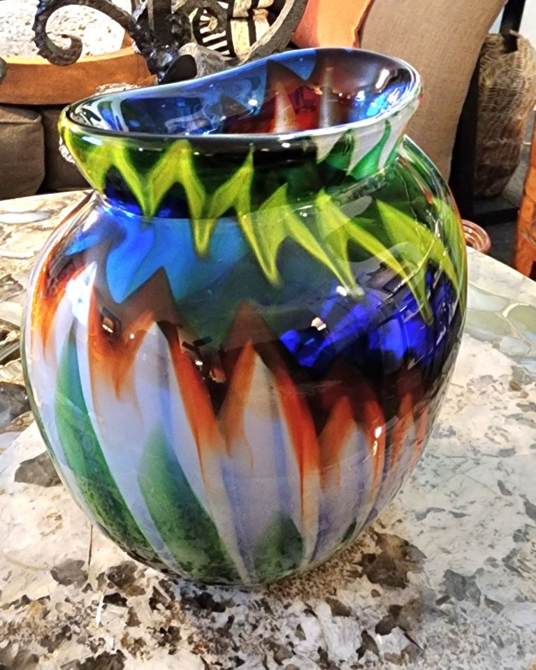 Heavy vintage Murano style art class vase w/ brilliantly colored abstract multi-imaged pattern. - 7