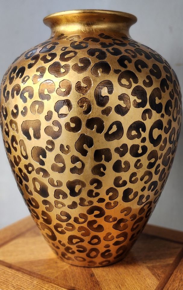 Stunning vintage designer ceramic vase w/ etched leopard pattern on brilliant gold painted finish.: This is a wonderful piece that will make a strong artistic statement in any decor. Shipping: Domestic: Shipping rates are determined by destination International: Foreign shipping rates are