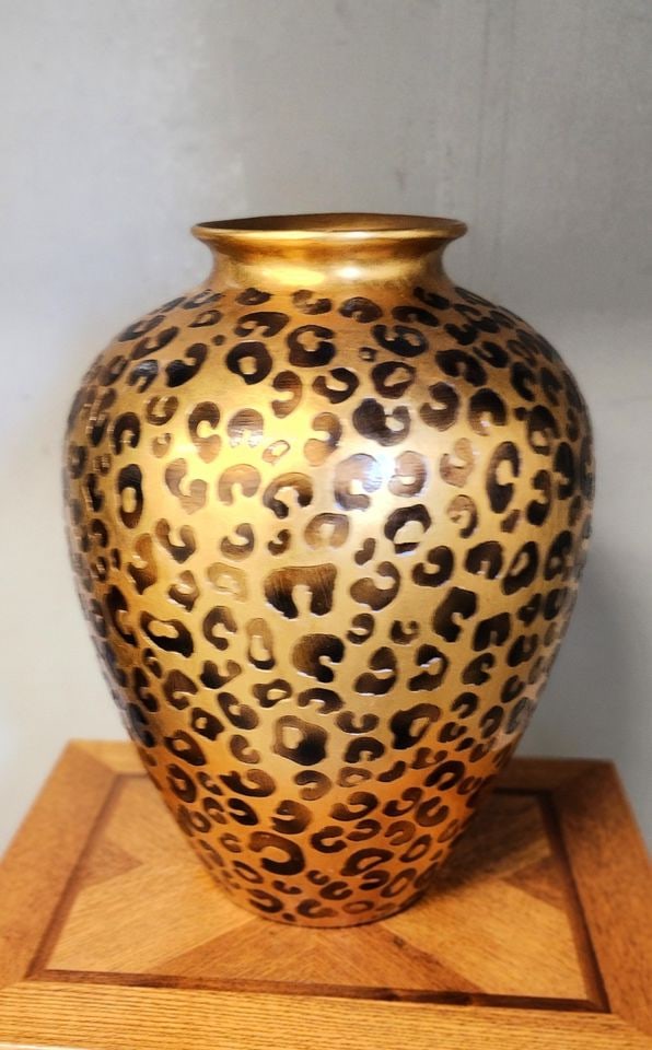 Stunning vintage designer ceramic vase w/ etched leopard pattern on brilliant gold painted finish. - 4
