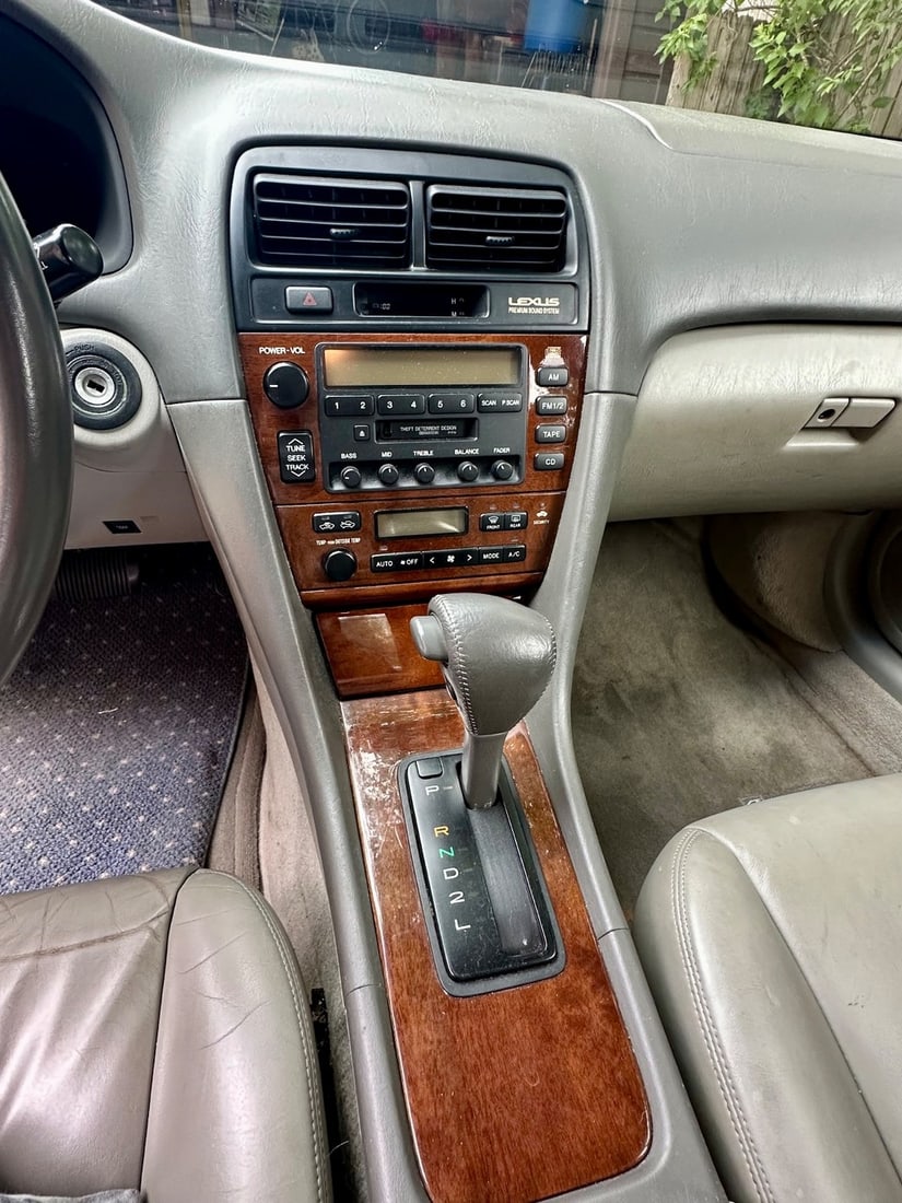 2000-2001 Lexus ES 300 Sedan with Low Mileage - 10