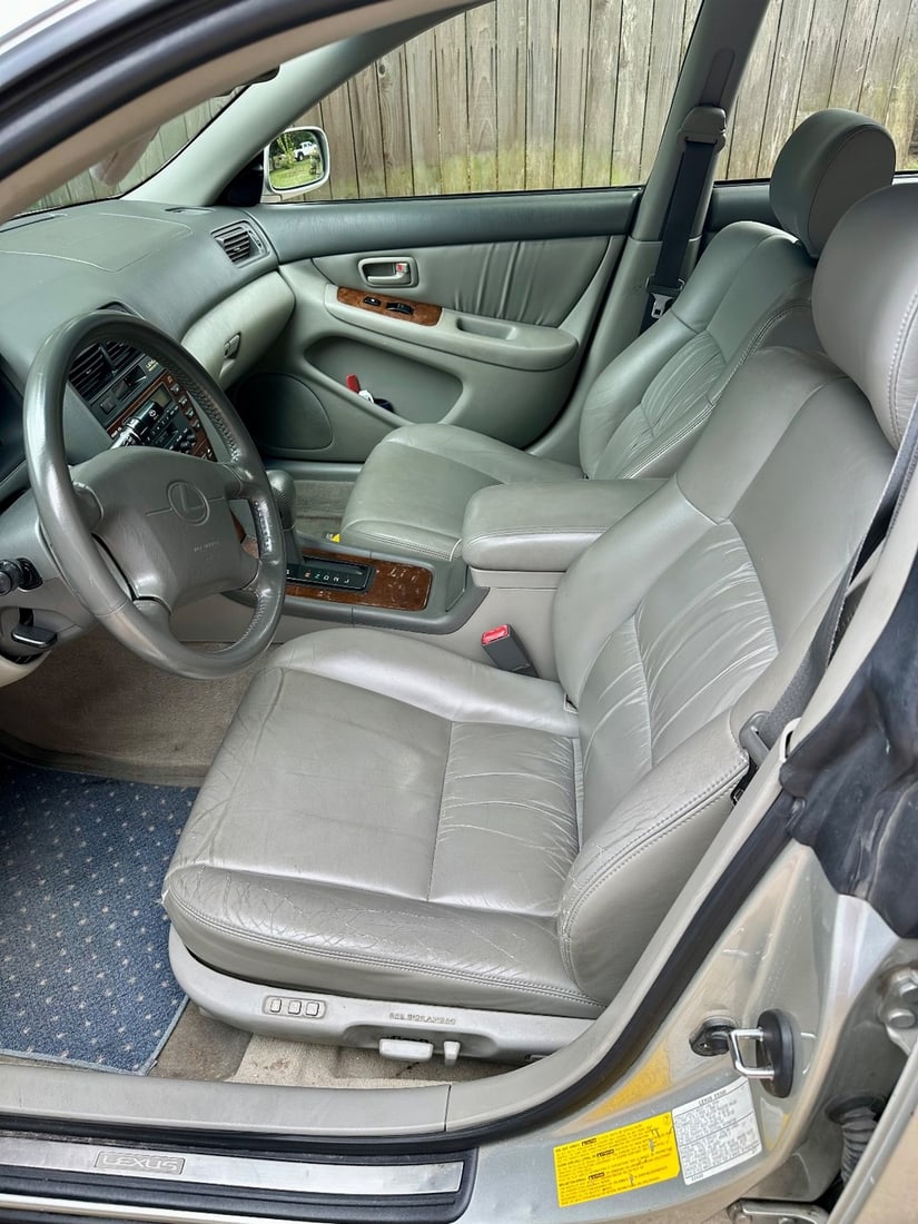 2000-2001 Lexus ES 300 Sedan with Low Mileage - 12