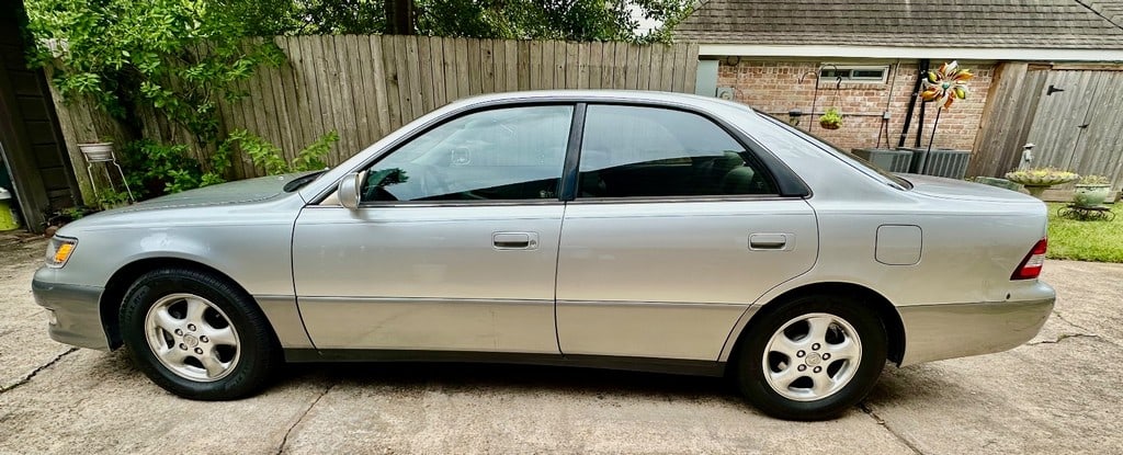 2000-2001 Lexus ES 300 Sedan with Low Mileage - 4
