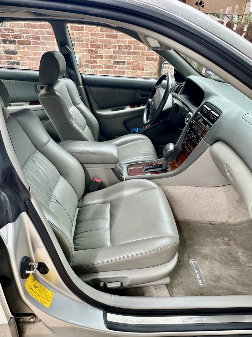 2000-2001 Lexus ES 300 Sedan with Low Mileage - 6