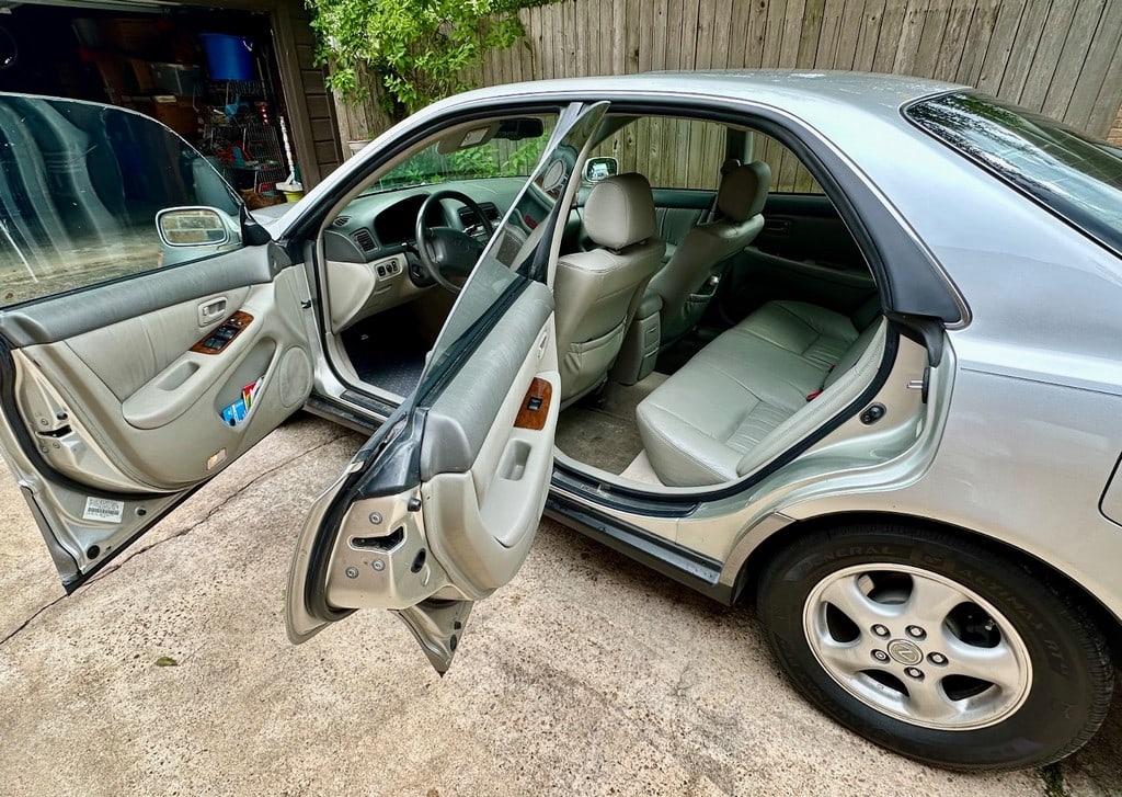 2000-2001 Lexus ES 300 Sedan with Low Mileage - 9