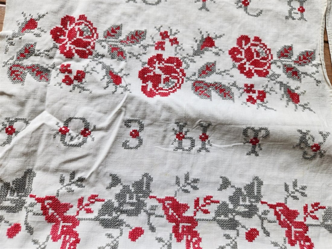 VINTAGE UKRAINIAN HAND EMBROIDERED LINEN RUSHNIK or TABLE RUNNER - 2