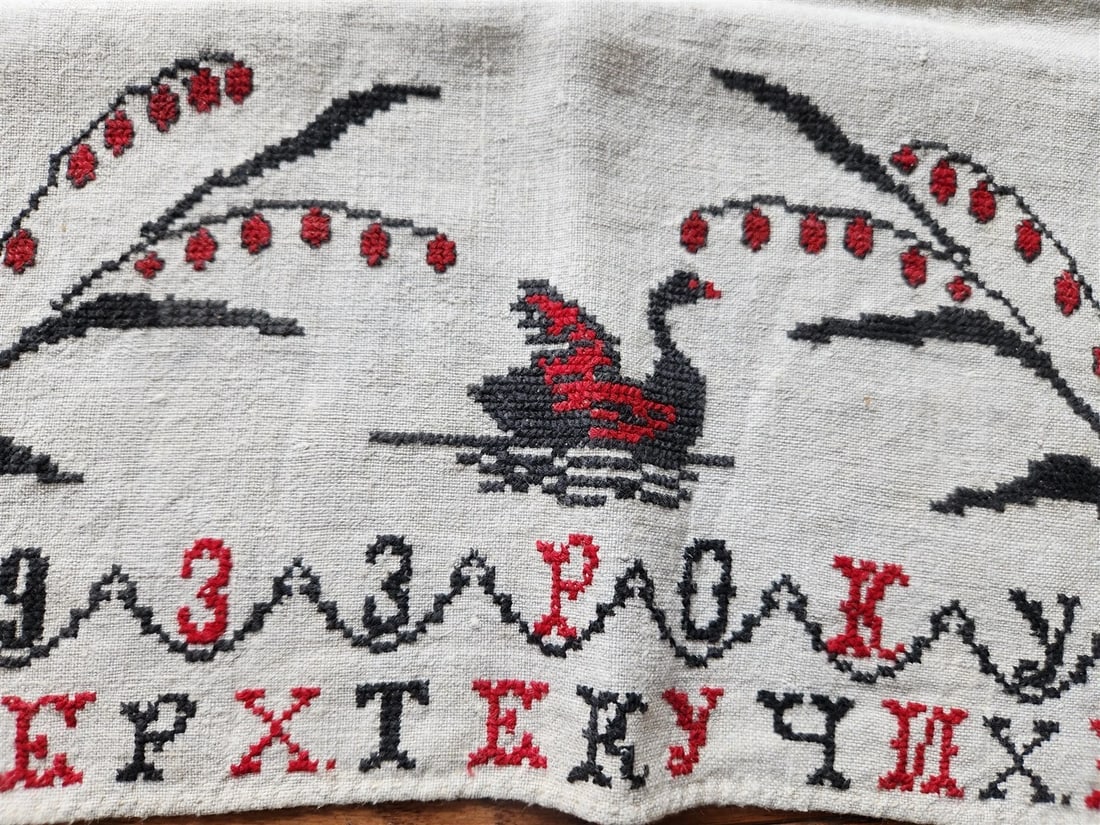 1933 VINTAGE UKRAINIAN EMBROIDERED LINEN RUSHNIK or TABLE RUNNER dated - 2
