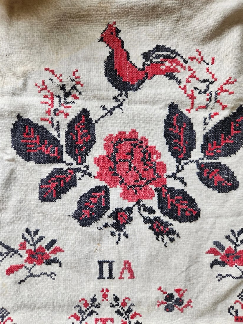 VINTAGE RUSSIAN or UKRAINIAN EMBROIDERED LINEN RUSHNIK or TABLE RUNNER w/FLOWERS - 5