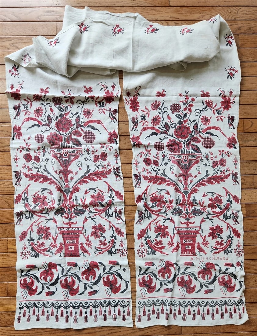 VINTAGE RUSSIAN or UKRAINIAN EMBROIDERED LINEN RUSHNIK or TABLE RUNNER signed: VINTAGE RUSSIAN or UKRAINIAN EMBROIDERED LINEN RUSHNIK or TABLE RUNNER w/ MAKER'S NAME Used as a "rushnik" - the towel used for decoration of the icon corner in the house. Very good condition. Minor w