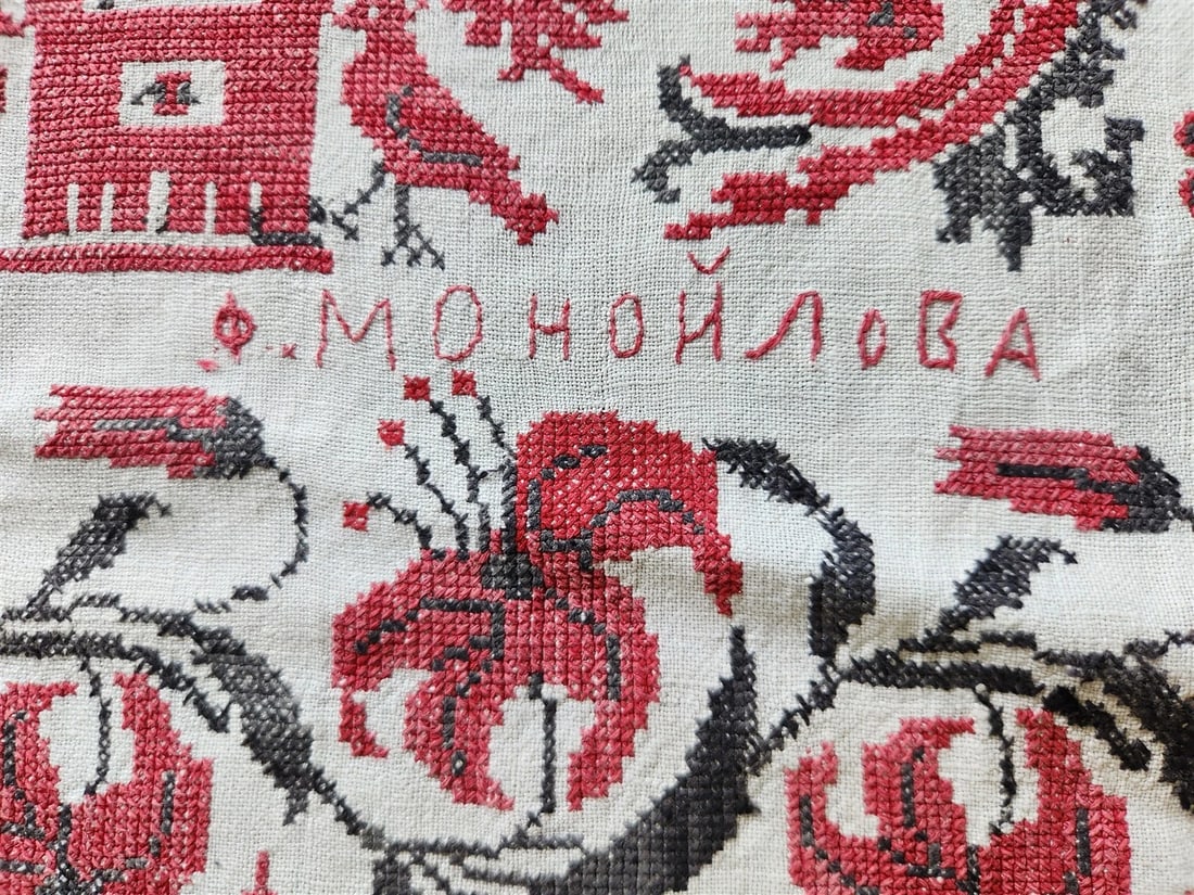 VINTAGE RUSSIAN or UKRAINIAN EMBROIDERED LINEN RUSHNIK or TABLE RUNNER signed - 2