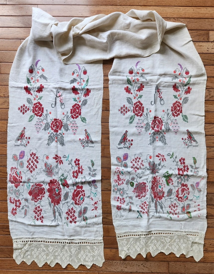 VINTAGE RUSSIAN or UKRAINIAN EMBROIDERED LINEN RUSHNIK or TABLE RUNNER: VINTAGE RUSSIAN or UKRAINIAN EMBROIDERED LINEN RUSHNIK or TABLE RUNNER Used as a "rushnik" - the towel used for decoration of the icon corner in the house. Very good condition. Minor wear. Size 18.5 b