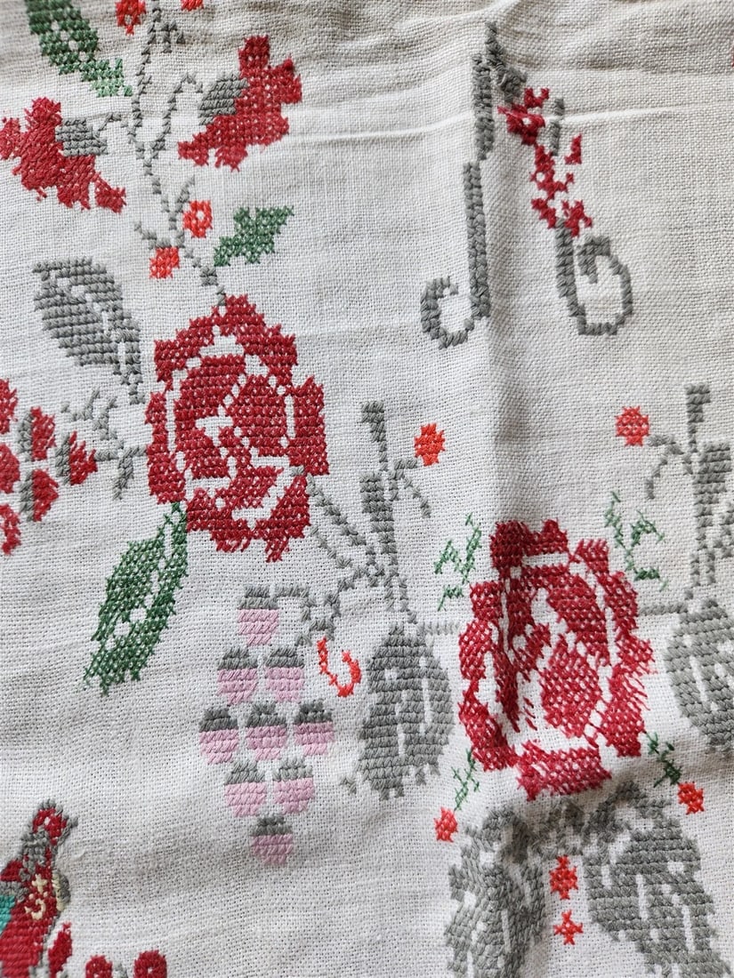 VINTAGE RUSSIAN or UKRAINIAN EMBROIDERED LINEN RUSHNIK or TABLE RUNNER - 2