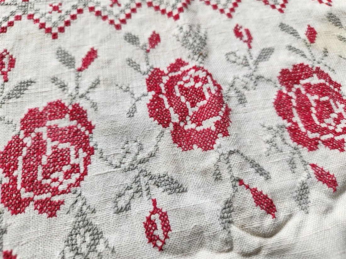 VINTAGE RUSSIAN or UKRAINIAN EMBROIDERED LINEN RUSHNIK or TABLE RUNNER -ROOSTERS - 4