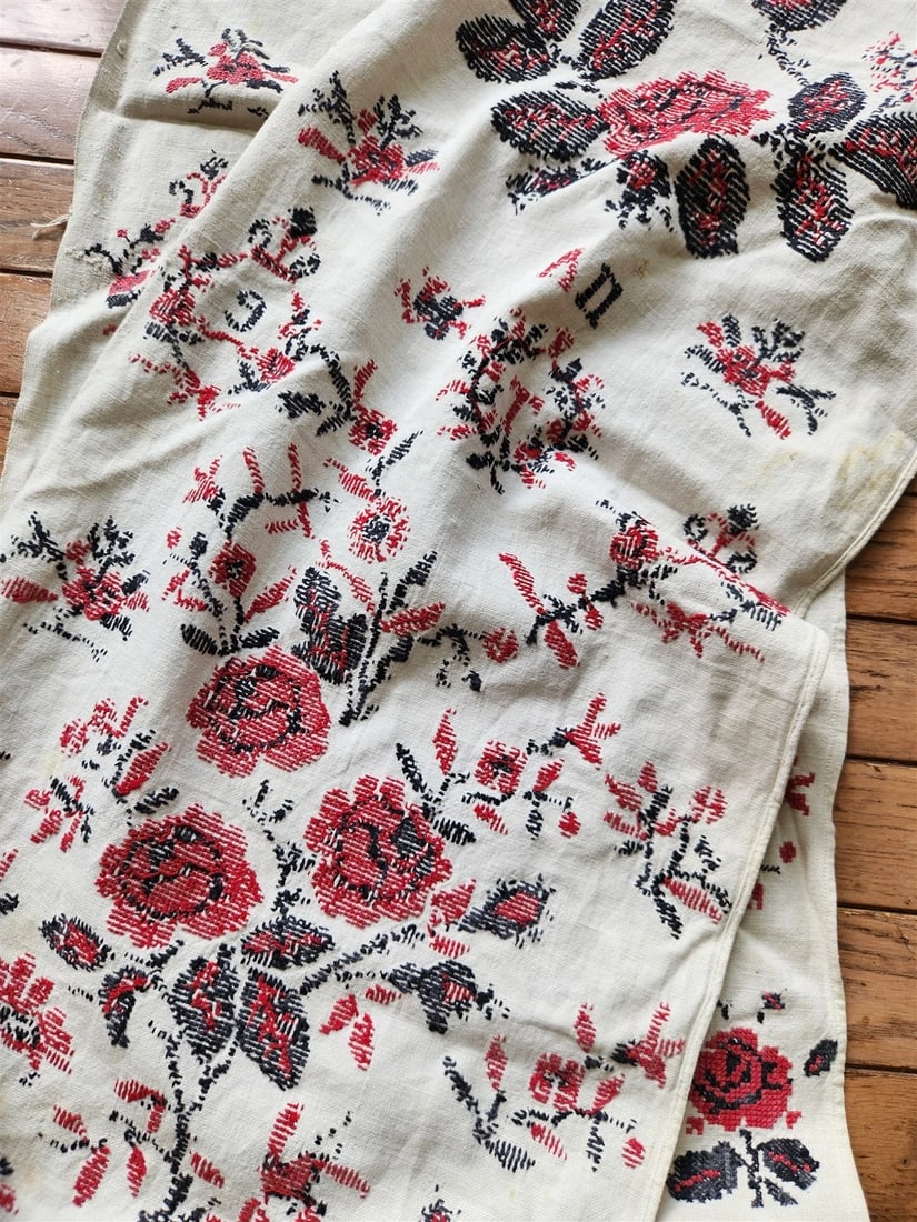 VINTAGE RUSSIAN or UKRAINIAN EMBROIDERED LINEN RUSHNIK or TABLE RUNNER w/FLOWERS - 9