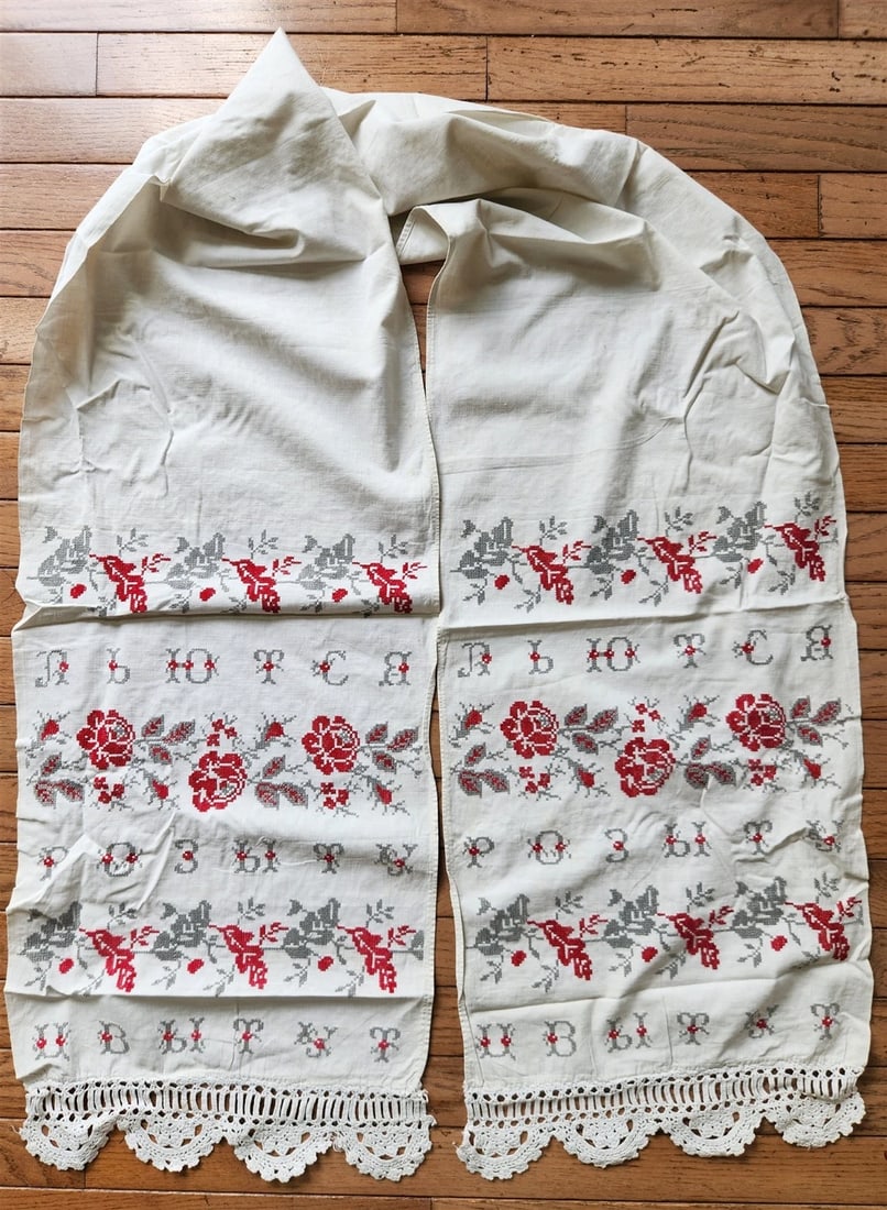 VINTAGE UKRAINIAN HAND EMBROIDERED LINEN RUSHNIK or TABLE RUNNER: VINTAGE UKRAINIAN EMBROIDERED LINEN RUSHNIK or TABLE RUNNER . Used as a "rushnik" - the towel used for decoration of the icon corner in the house. Very good condition. Size 13.5 by 84". Reserve: