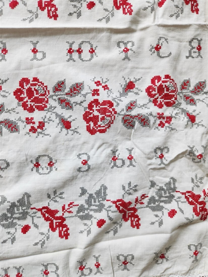 VINTAGE UKRAINIAN HAND EMBROIDERED LINEN RUSHNIK or TABLE RUNNER - 4