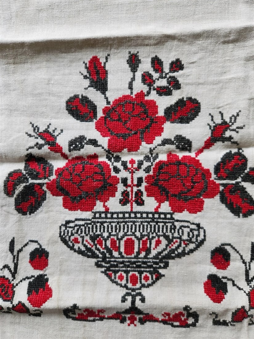 VINTAGE RUSSIAN EMBROIDERED LINEN RUSHNIK or TABLE RUNNER w/FLOWERS - 2
