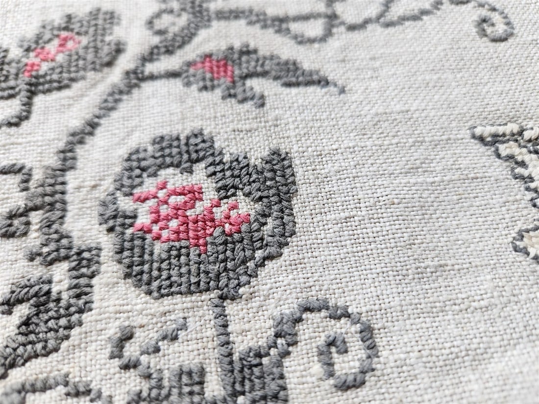 VINTAGE UKRAINIAN EMBROIDERED LINEN RUSHNIK or TABLE RUNNER w/ SWANN DESIGN - 4
